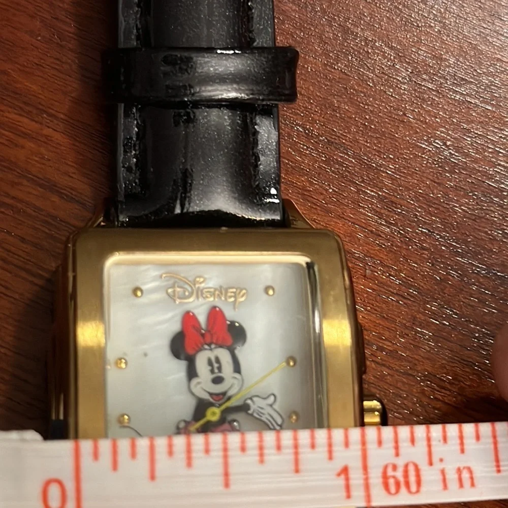 NWOT Disney Minnie Mouse large face watch MOP face & leather band